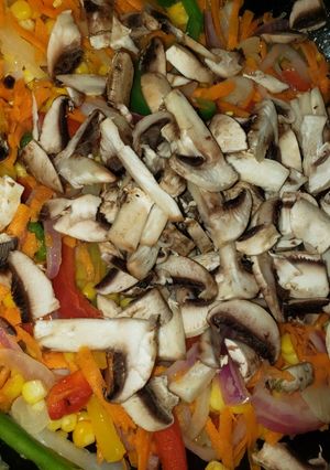 Una foto de Wok de vegetales hongos y fideos de arroz plato vegano 💯