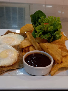 Una foto de Milanesa con huevos fritos y papas fritas