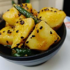 A picture of Aloo ka achar.