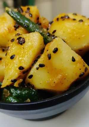 A picture of Aloo ka achar.