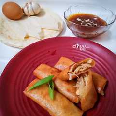 A picture of Lumpia semarang.