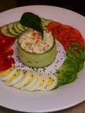 Ensalada de pollo decorada en vegetales.
