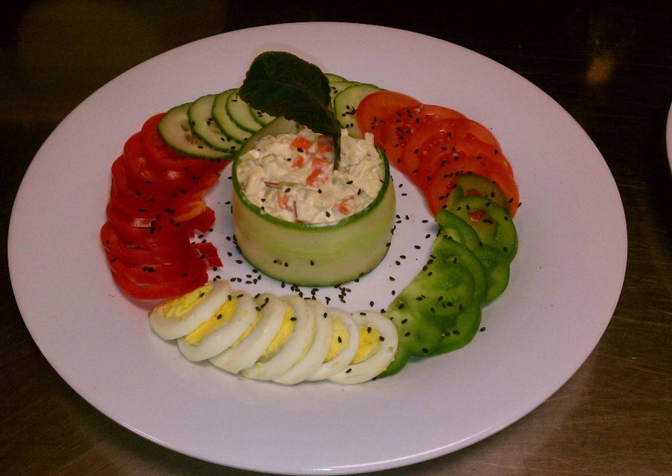 Ensalada de pollo decorada en vegetales.