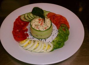 Una foto de Ensalada de pollo decorada en vegetales.