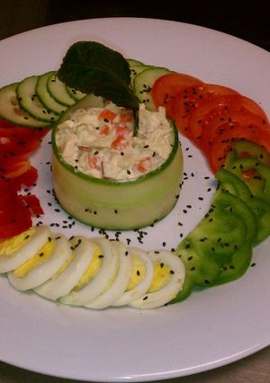 Una foto de Ensalada de pollo decorada en vegetales.