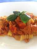 Fusilli con Guanciale Croccante, Pomodorini Freschi e Salsiccia