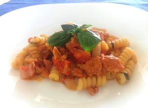 Foto di Fusilli con Guanciale Croccante, Pomodorini Freschi e Salsiccia