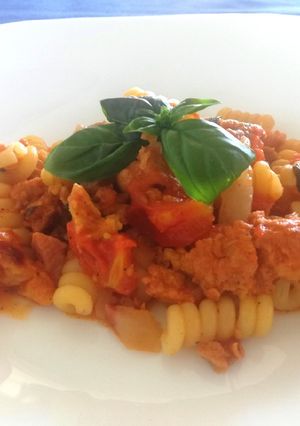 Foto di Fusilli con Guanciale Croccante, Pomodorini Freschi e Salsiccia