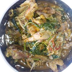 A picture of Chicken pepper soup with spinach.