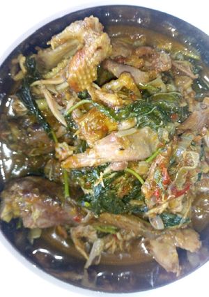 A picture of Chicken pepper soup with spinach.