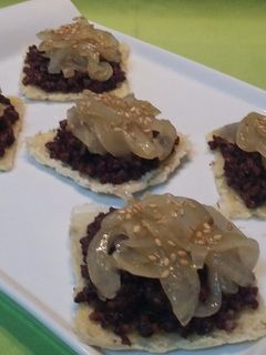 Una foto de Tortitas de idiazabal con morcilla y cebolla caramelizada