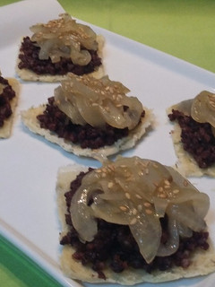 Una foto de Tortitas de idiazabal con morcilla y cebolla caramelizada