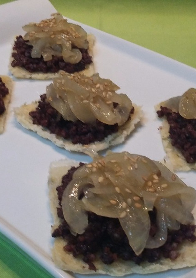 Una foto de Tortitas de idiazabal con morcilla y cebolla caramelizada
