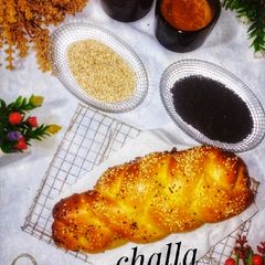 A picture of Challah bread.