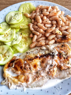 Una foto de Merluza con costra con alubias y calabacín 🐟🥒