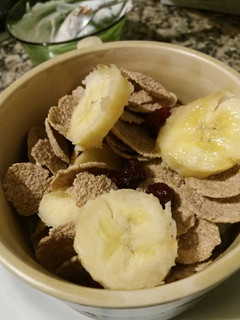 Una foto de Súper desayuno. Fruta, lácteos, cereales, miel