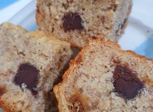Una foto de 🍌Budín de banana y trozos de chocolate 🍫