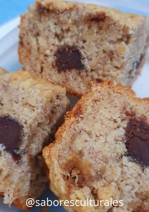 Una foto de 🍌Budín de banana y trozos de chocolate 🍫