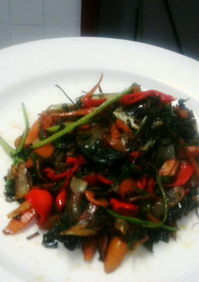 Una foto de Sofrito de ajo fresco, acelgas y más verduras