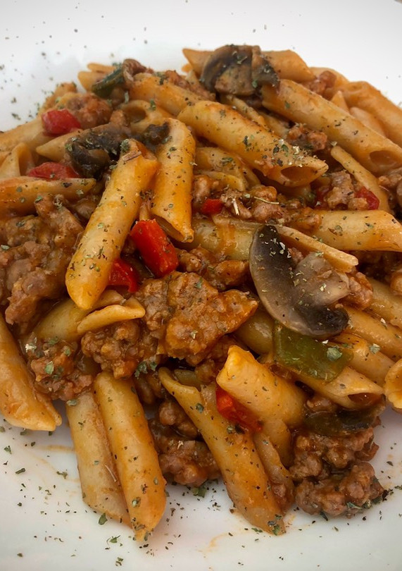 Una foto de Macarrones integrales con ternera y champiñones