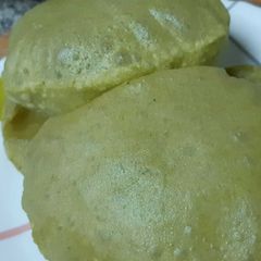 A picture of Methi ki puri.