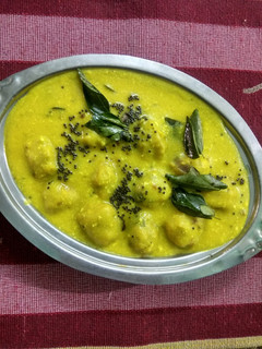 பருப்பு உருண்டை மோர் குழம்பு (paru urundai moor kulambu Recipe in tamil) செய்முறை முக்கிய புகைப்படம்