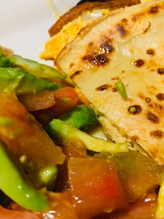 Una foto de Crepes de pollo “especiado” con puerro y zanahoria al toque de miel