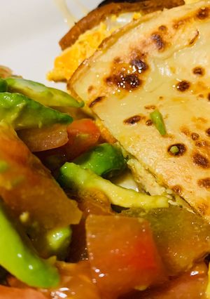 Una foto de Crepes de pollo “especiado” con puerro y zanahoria al toque de miel