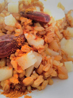 Una foto de Trigo con curry, almendras, miel y parmesano