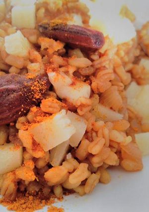 Una foto de Trigo con curry, almendras, miel y parmesano