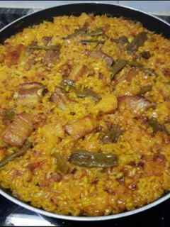 Una foto de Paella de costillas y coliflor