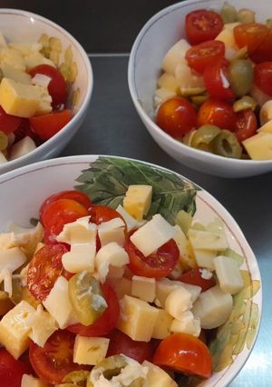 Una foto de Ensalada de tomate, aceitunas, palmitos y queso