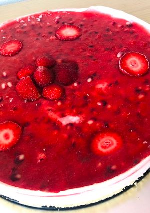 O poză a rețetei Cheesecake de căpșuni și rodie.
