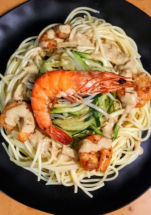 Une photo de Duo de spaghetti et crevettes sauce coco curry vert