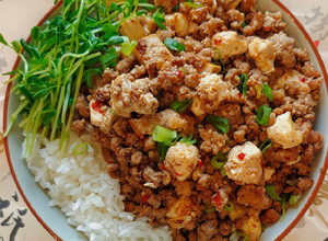 豆瓣醬麻婆豆腐蓋飯 的食譜成品照片
