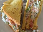 Una foto de sandwiches con queso crema