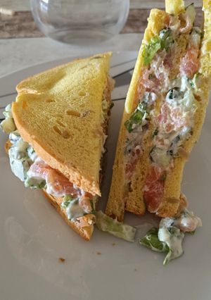 Una foto de Sandwich de salmón con queso crema