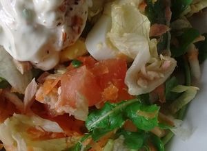 Una foto de Ensalada súper fresca de verduras, paltas, atún y queso dambo