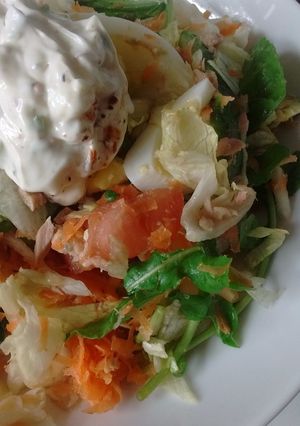 Una foto de Ensalada súper fresca de verduras, paltas, atún y queso dambo