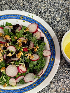 Una foto de Ensalada de Kale y quinoa con vinagreta de mostaza