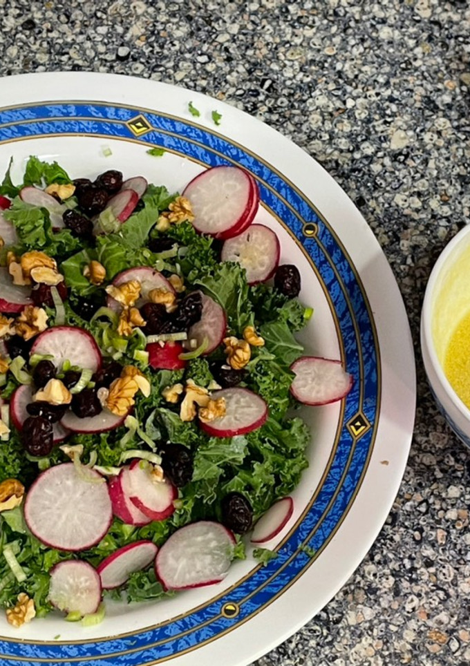 Una foto de Ensalada de Kale y quinoa con vinagreta de mostaza