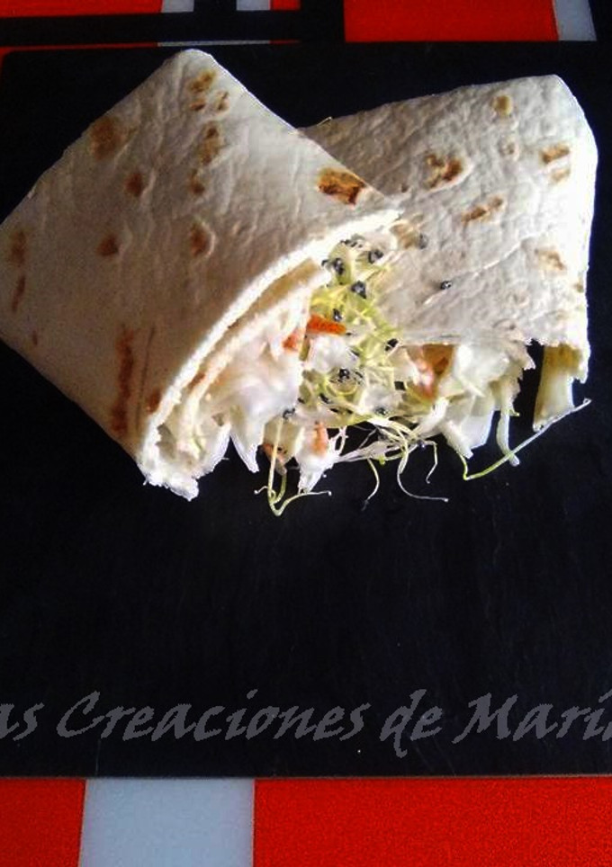 Una foto de Wrap relleno de ensalada de verduras