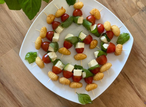 Una foto de Ñoquis fritos caprese