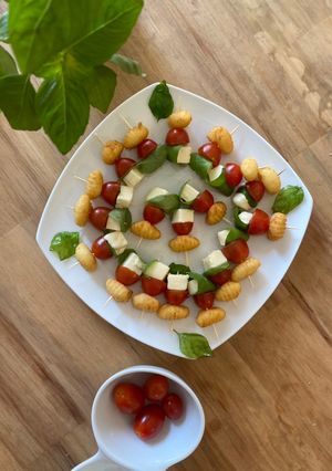 Una foto de Ñoquis fritos caprese
