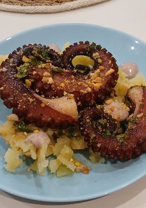 Una foto de Pulpo en freidora de aire con mojo de ajo y limón