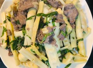 Hình của món Măng xào thịt bò lá lốt.