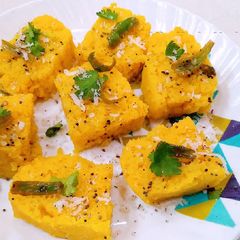 A picture of Khaman dhokla.