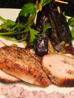 Una foto de Lomo de Cerdo en crema de Kalamata y Berenjenas en mermelada de tomates secos