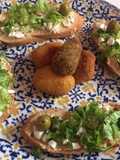 Tostas de Hummus con queso y lechuga