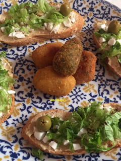 Una foto de Tostas de Hummus con queso y lechuga